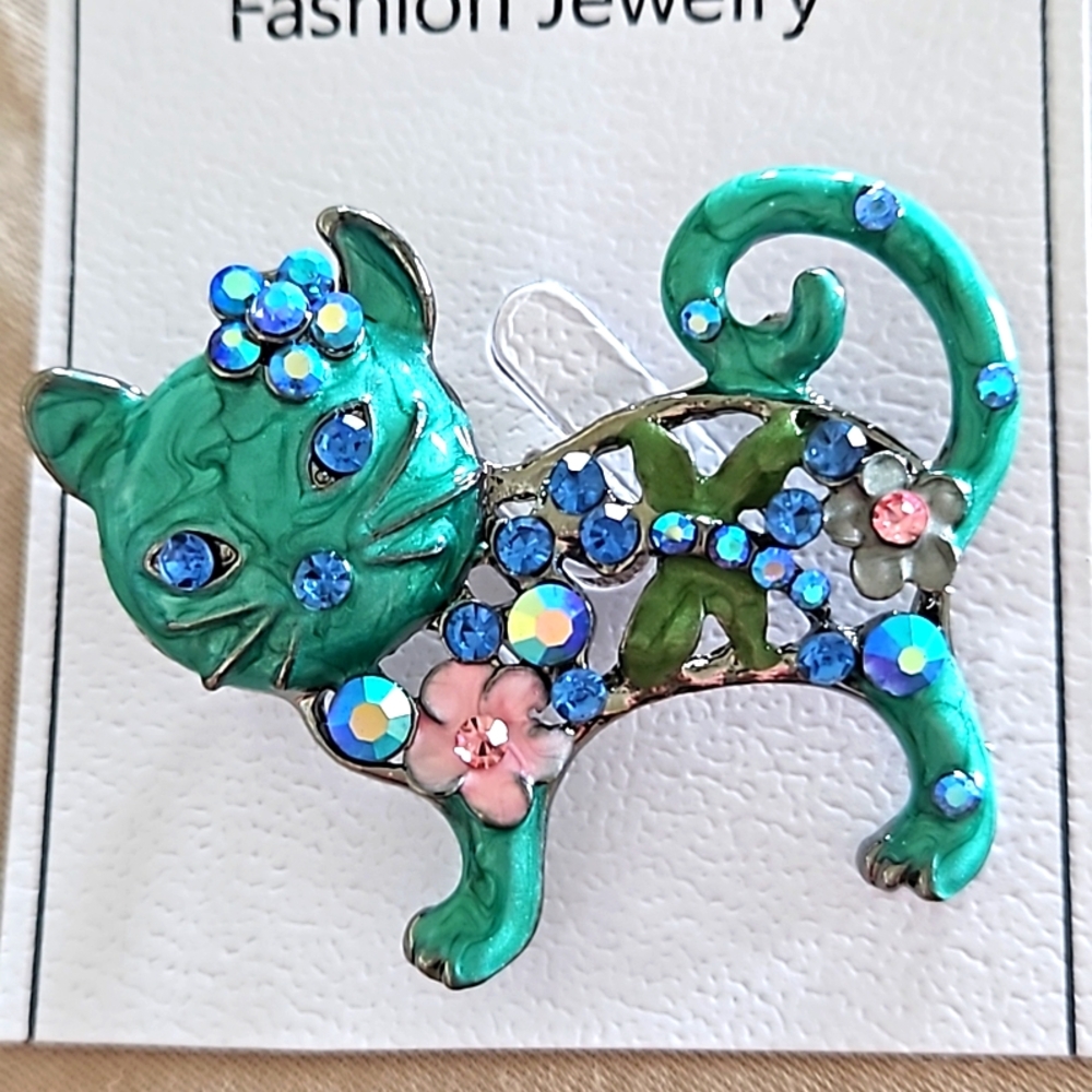Rhinestone kitty 😺 cat brooch